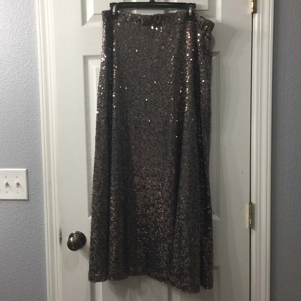 Elegant maxi sequined skirt